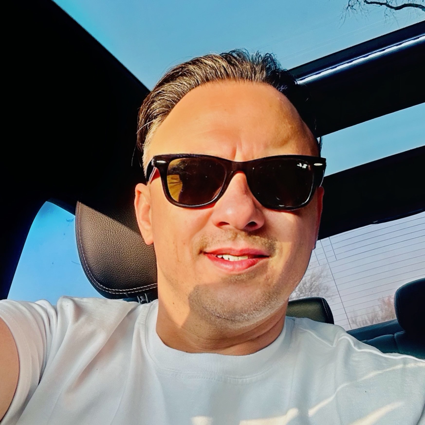 Fatih Şebin’in güneş gözlüklü doğal yakın plan araç fotoğrafı